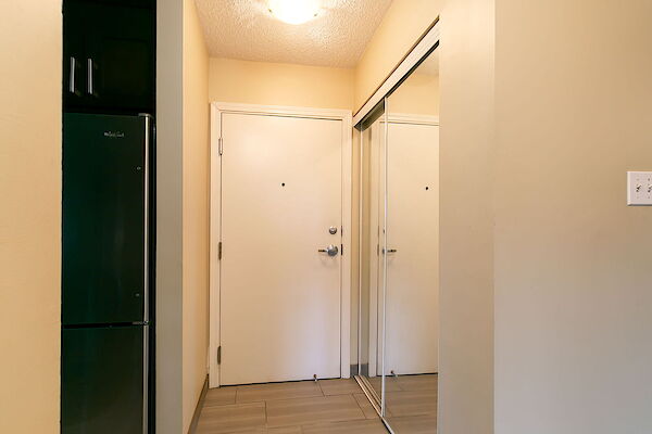 Calgary 2 bedrooms Condo Unit for rent. Property photo: 116961-2