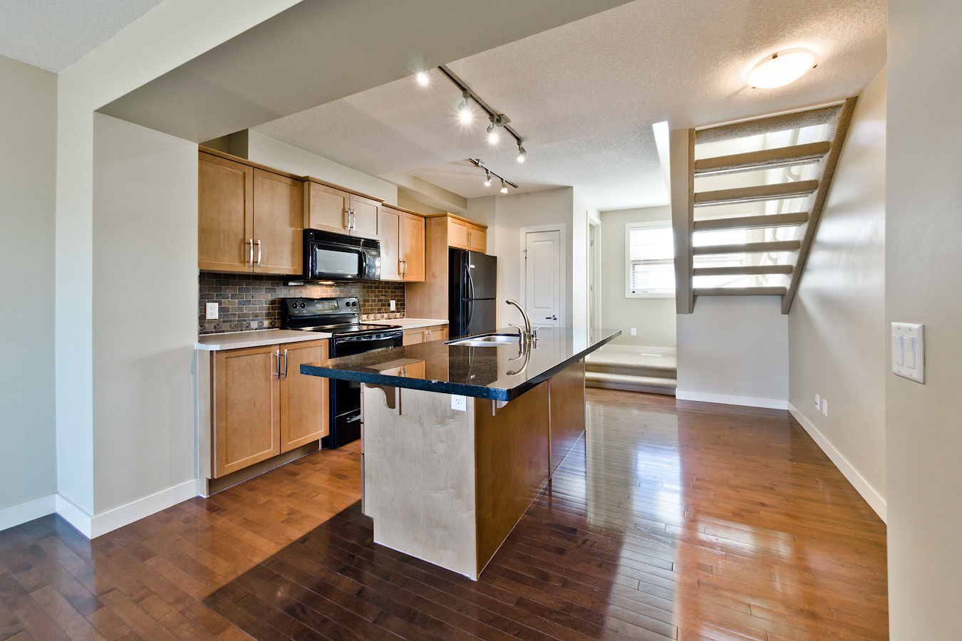 Calgary 2 bedrooms Townhouse for rent. Property photo: 117065-1