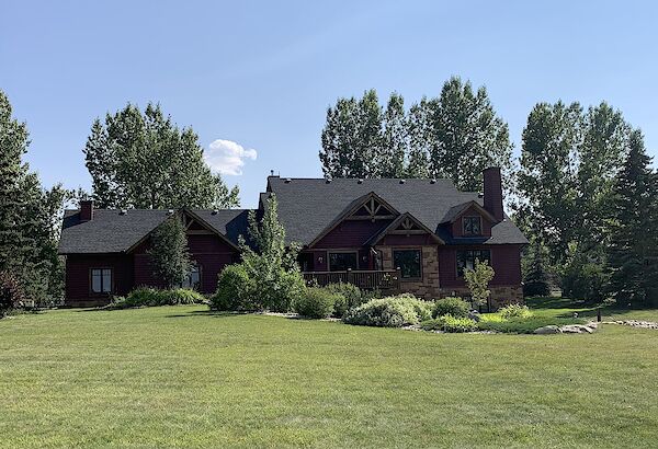 Okotoks 3 + Den bedrooms Acreage for rent. Property photo: 124749-3