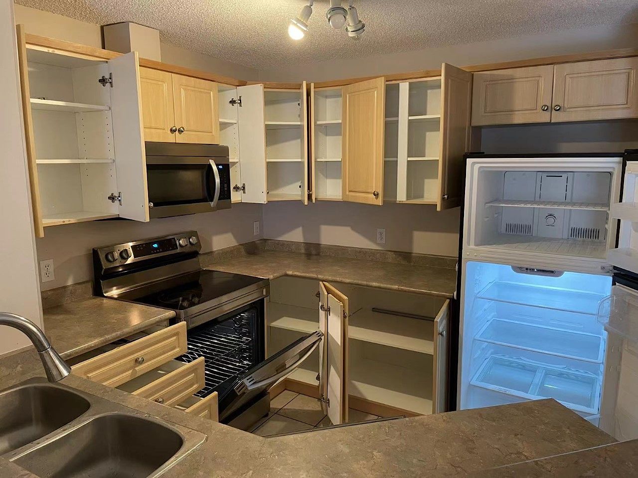 Calgary 2 bedrooms Condo Unit for rent. Property photo: 126552-1