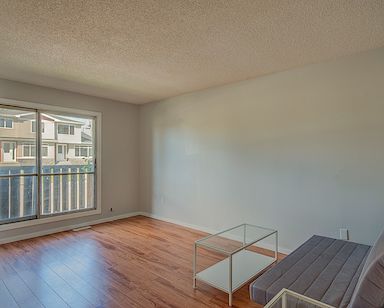 Calgary 3 bedrooms Condo Unit for rent. Property photo: 150305-3