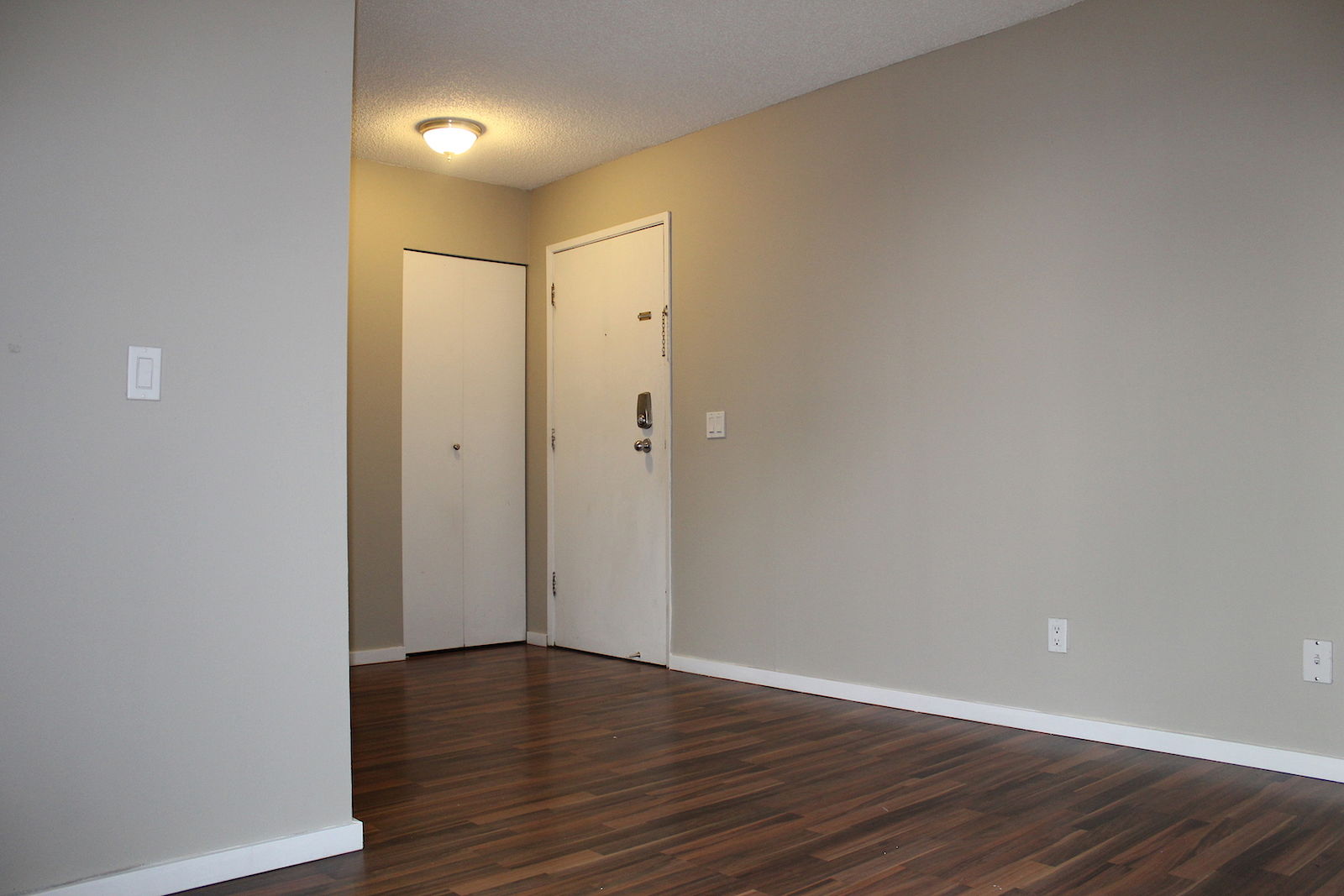 Calgary 1 bedrooms Apartment for rent. Property photo: 2540-1