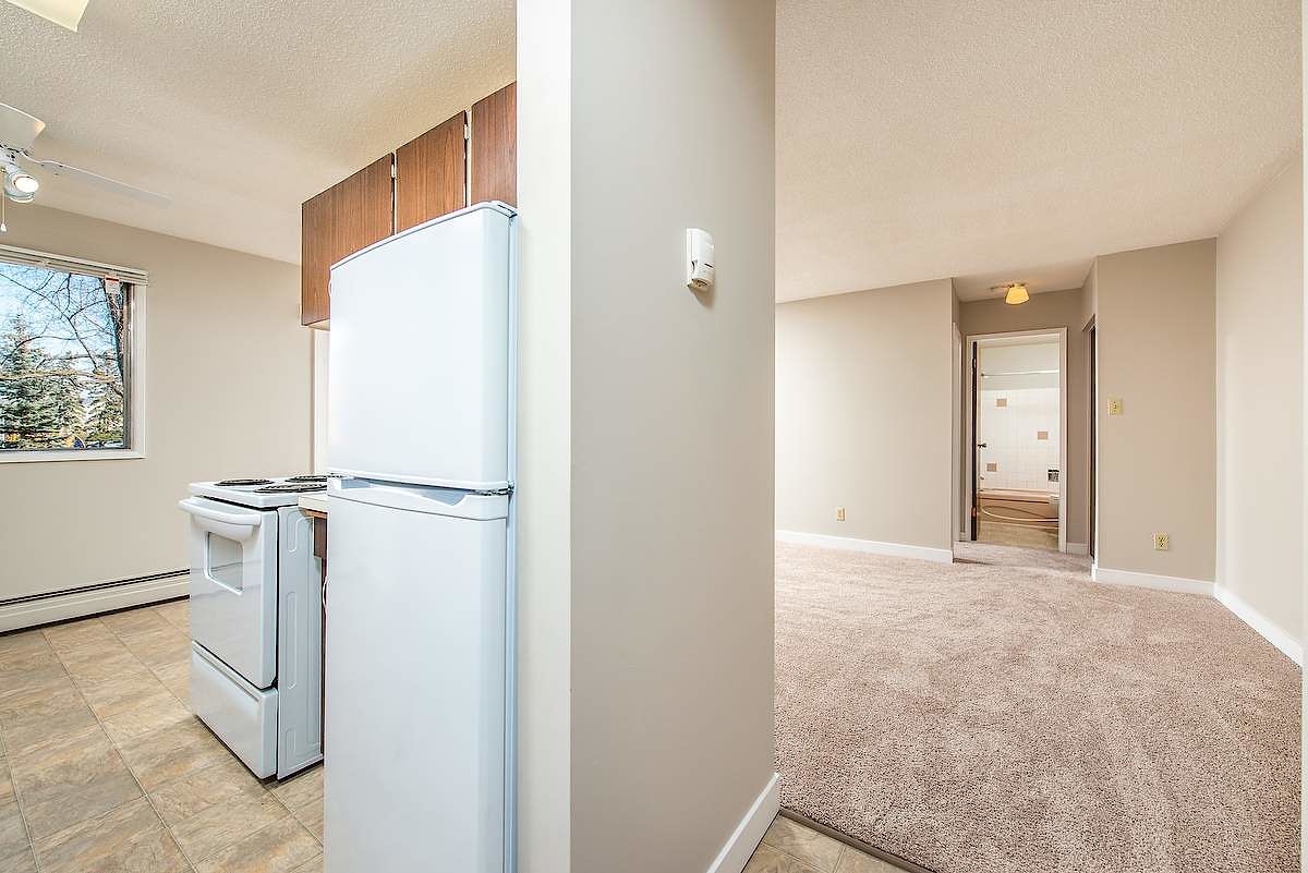 Edmonton bachelor bedrooms Apartment for rent. Property photo: 255055-1