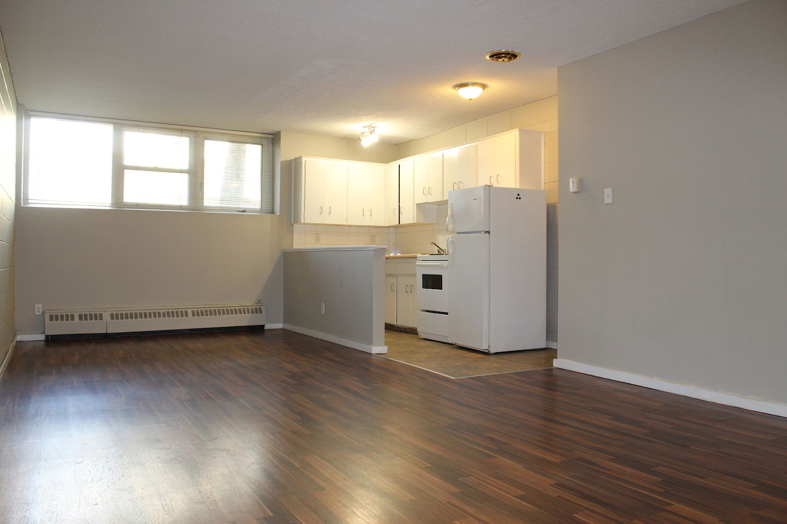 Calgary bachelor bedrooms Apartment for rent. Property photo: 2592-1