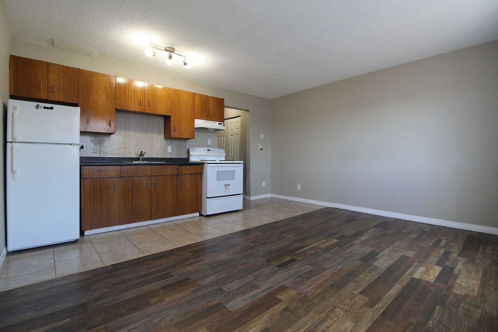 Edmonton 1 bedrooms Apartment for rent. Property photo: 289365-1