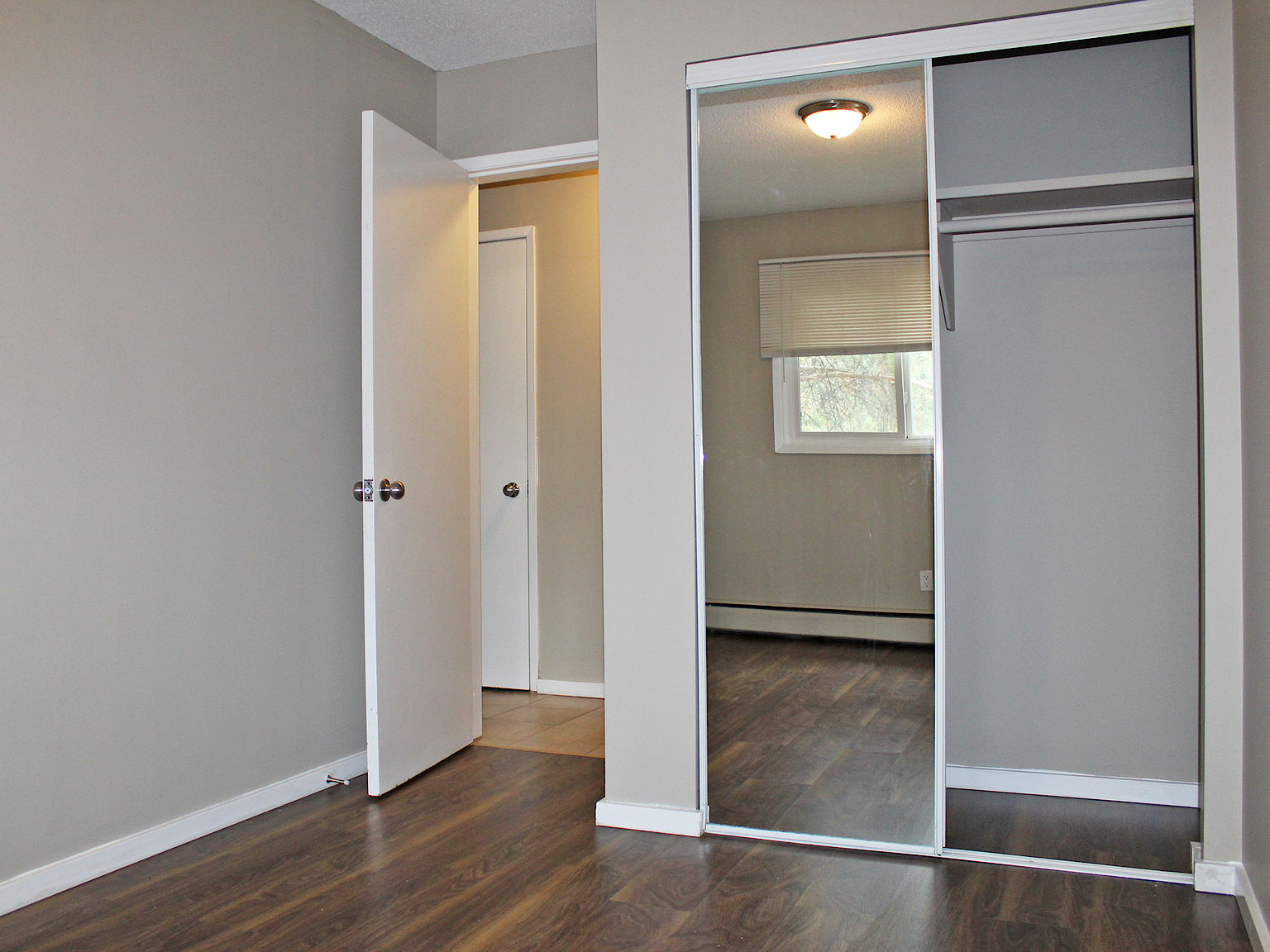 Edmonton bachelor bedrooms Apartment for rent. Property photo: 294097-1