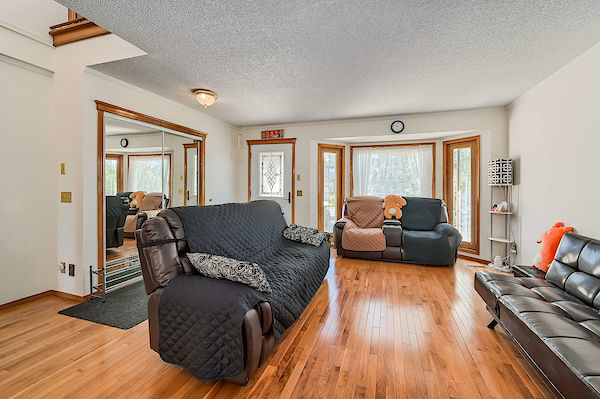 Calgary 4 + Den bedrooms House for rent. Property photo: 307535-3