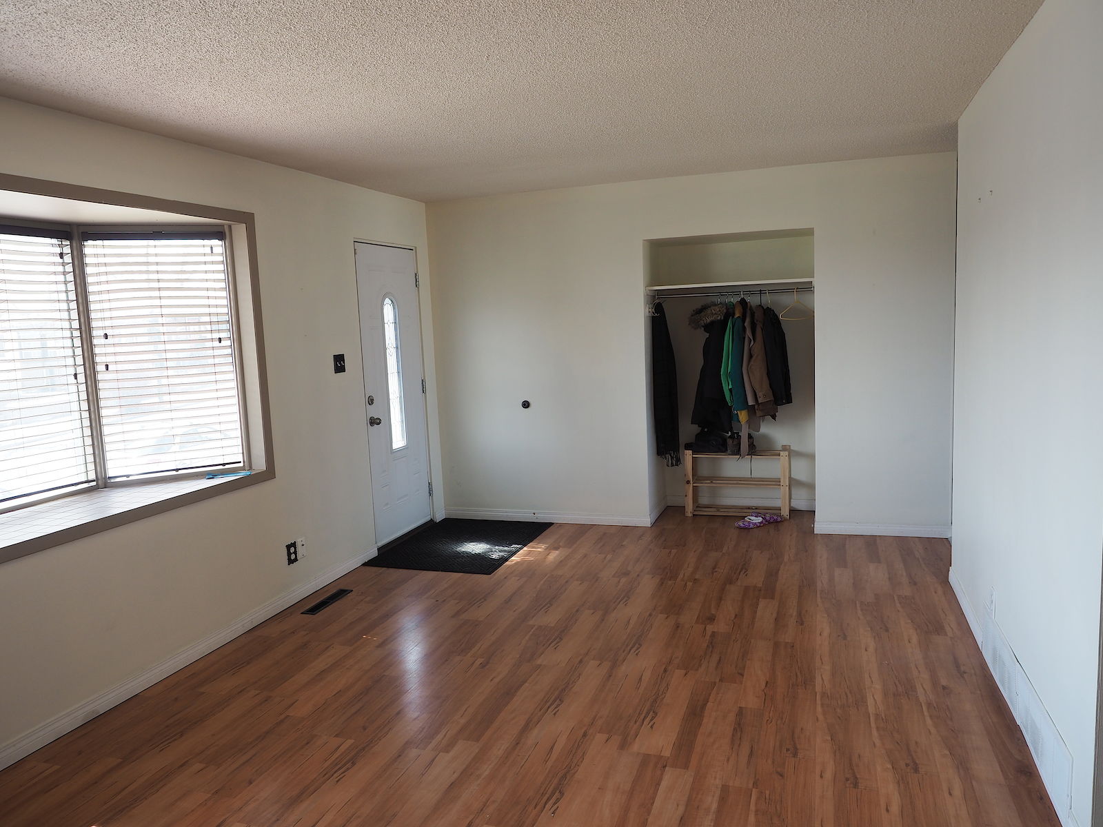 Calgary 3 bedrooms Main Floor for rent. Property photo: 307629-1