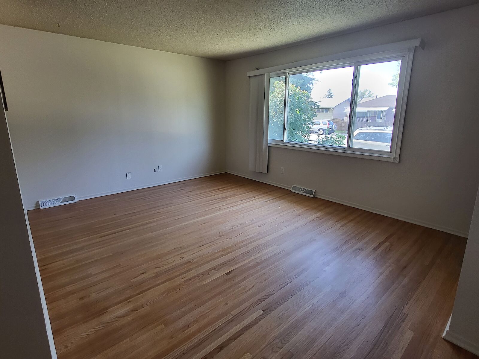 Calgary 2 bedrooms Main Floor for rent. Property photo: 310690-1