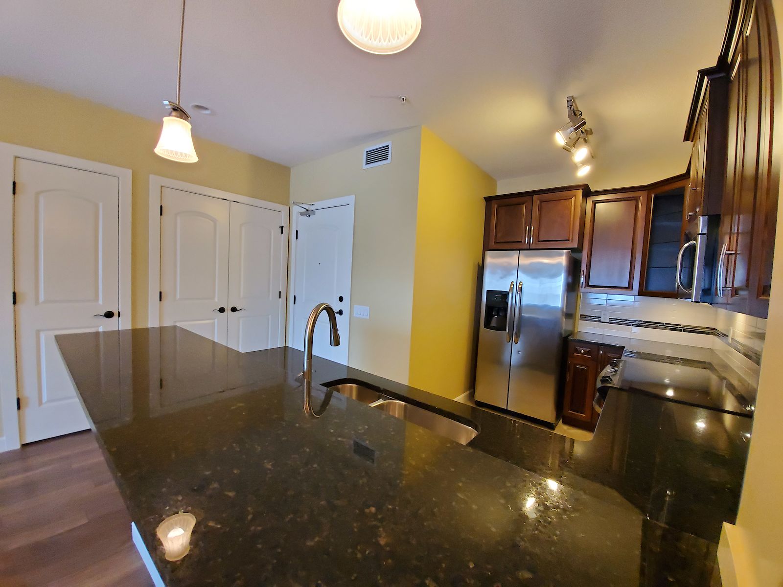 Calgary 2 bedrooms Apartment for rent. Property photo: 329389-1
