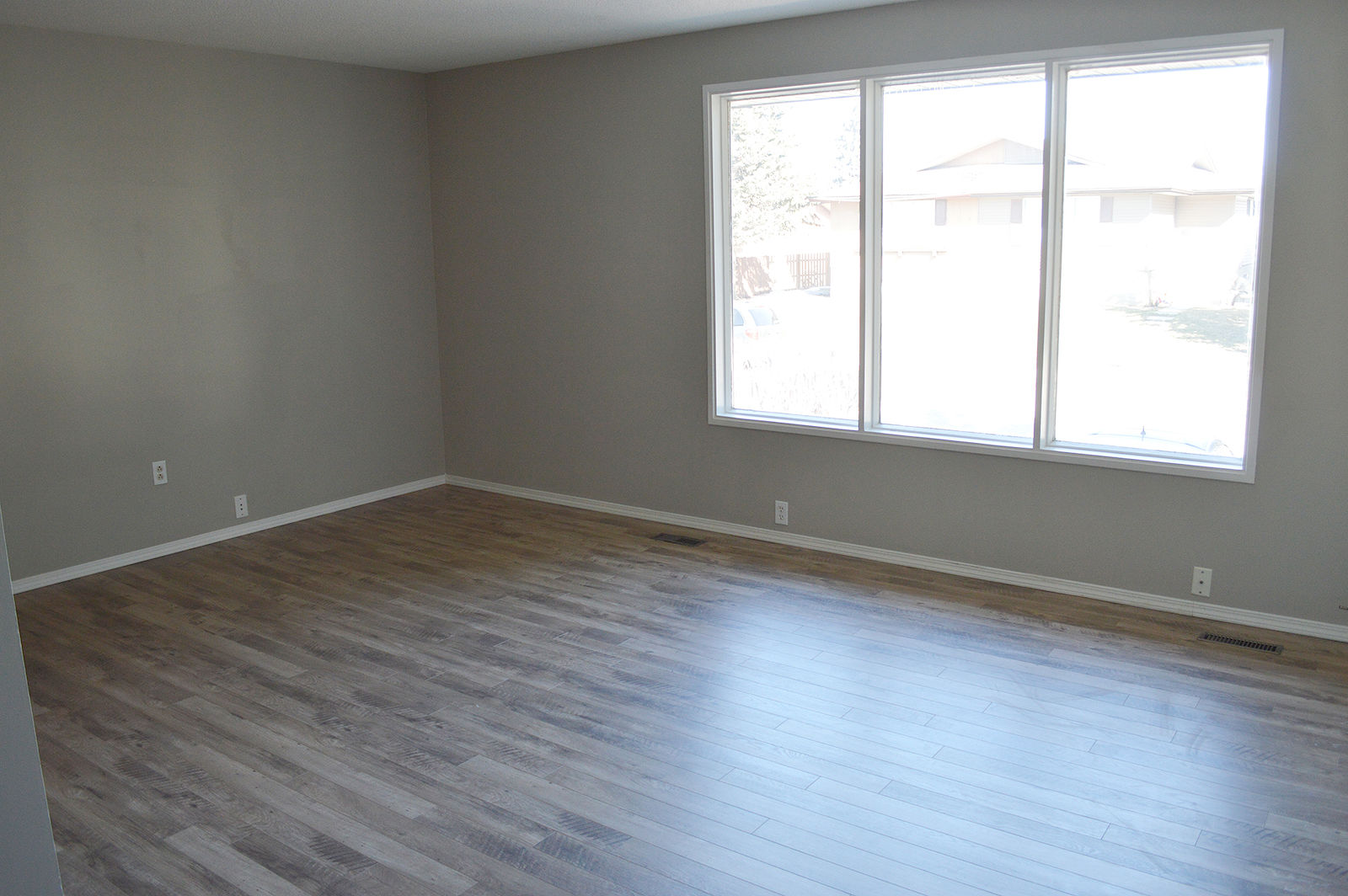 Calgary 2 bedrooms Main Floor for rent. Property photo: 336699-1