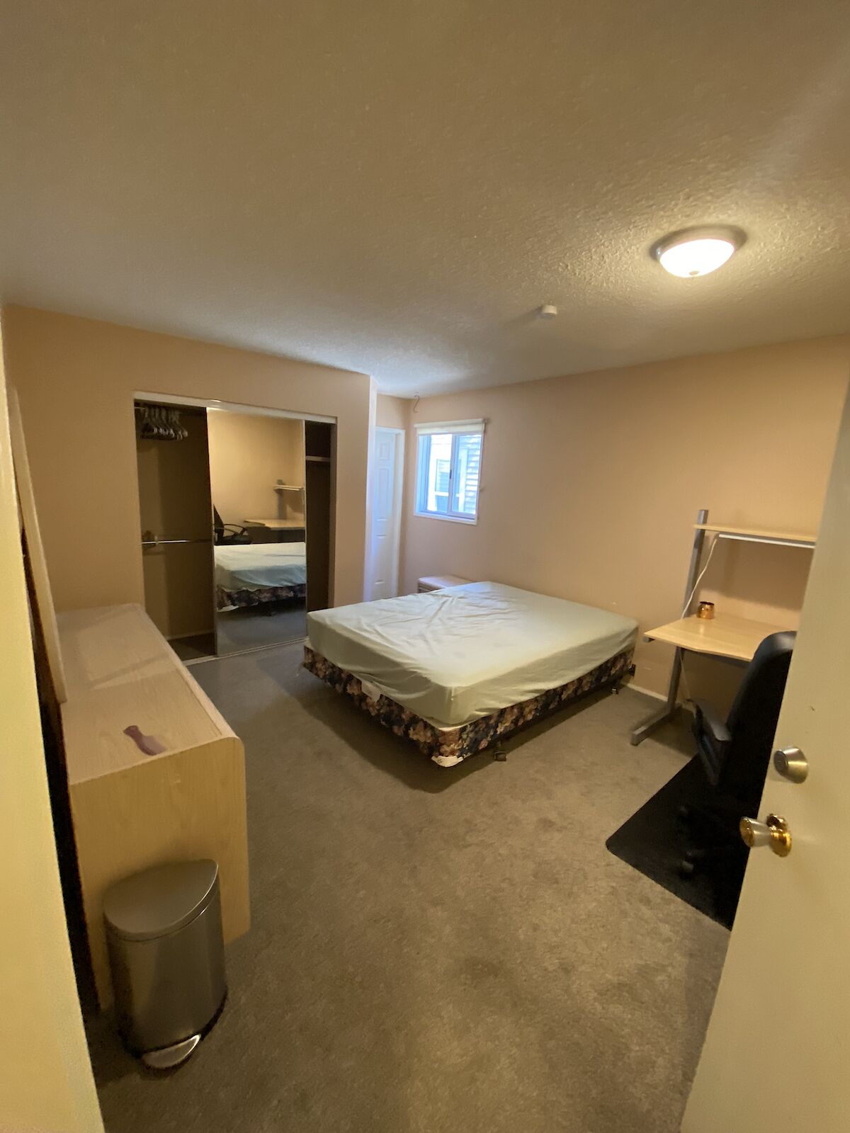 Edmonton 4 bedrooms Room For Rent for rent. Property photo: 338340-1