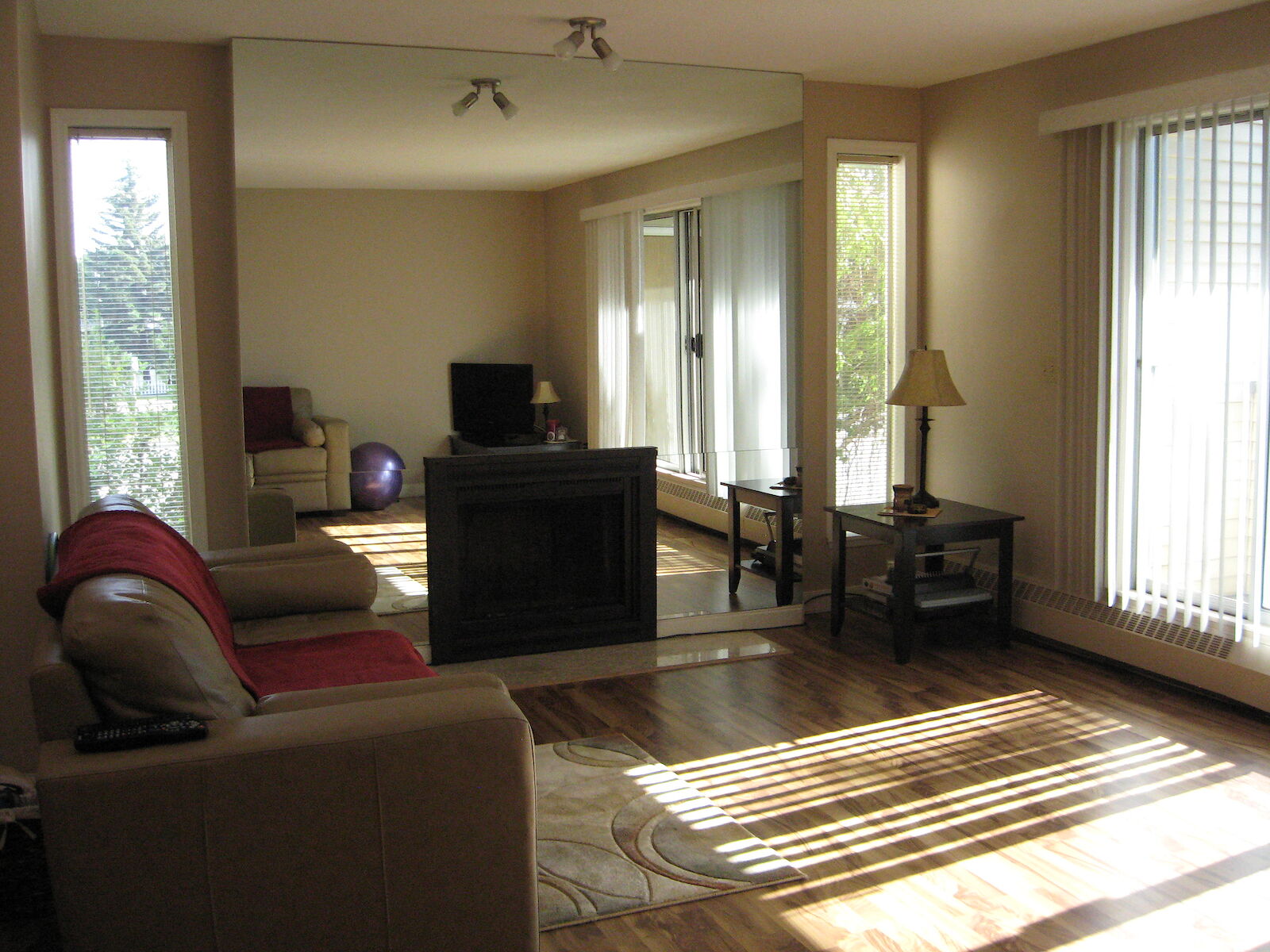 Calgary 1 bedroom Condo Unit for rent. Property photo: 35133-1