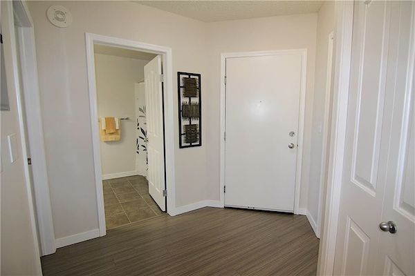 Calgary 2 bedrooms Condo Unit for rent. Property photo: 353536-2