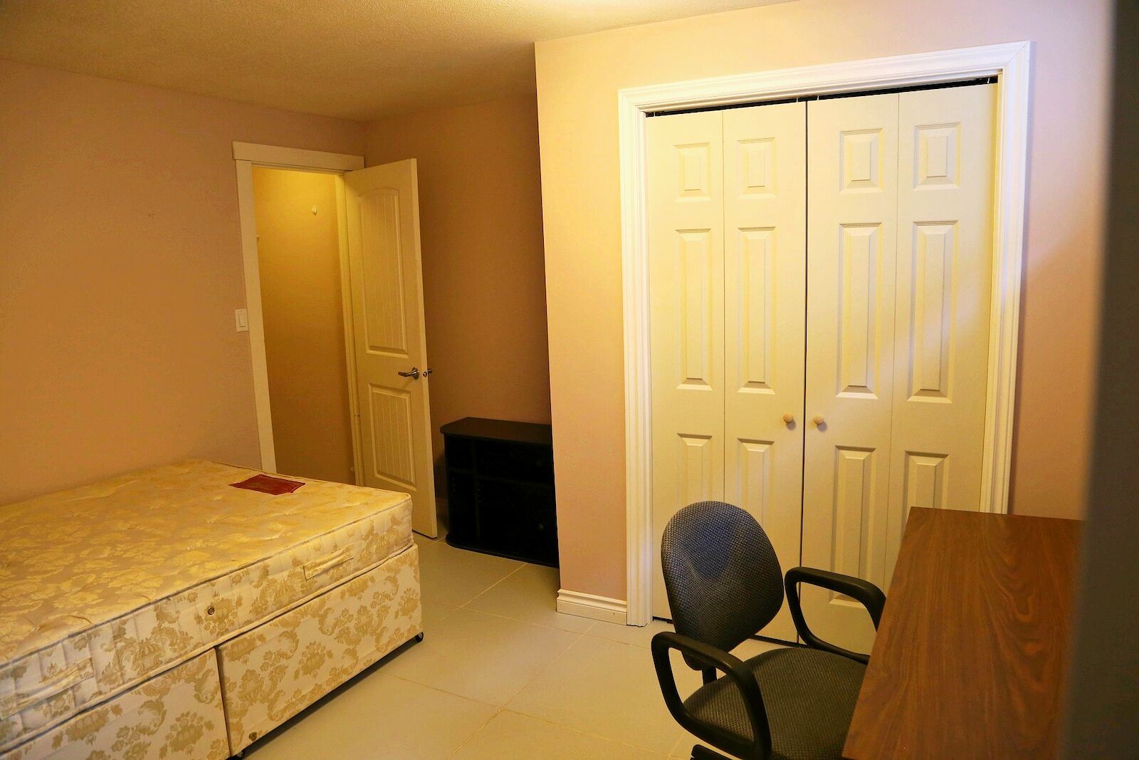 Calgary 1 bedroom Room For Rent for rent. Property photo: 358928-1