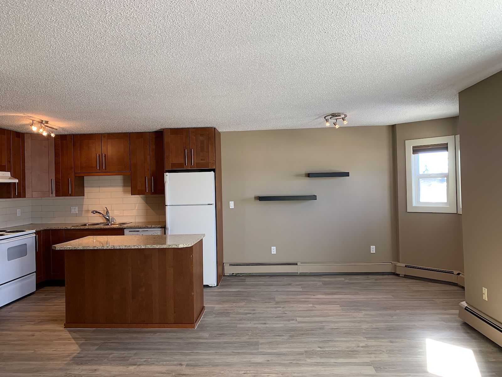 Calgary 2 bedrooms Condo Unit for rent. Property photo: 363257-1