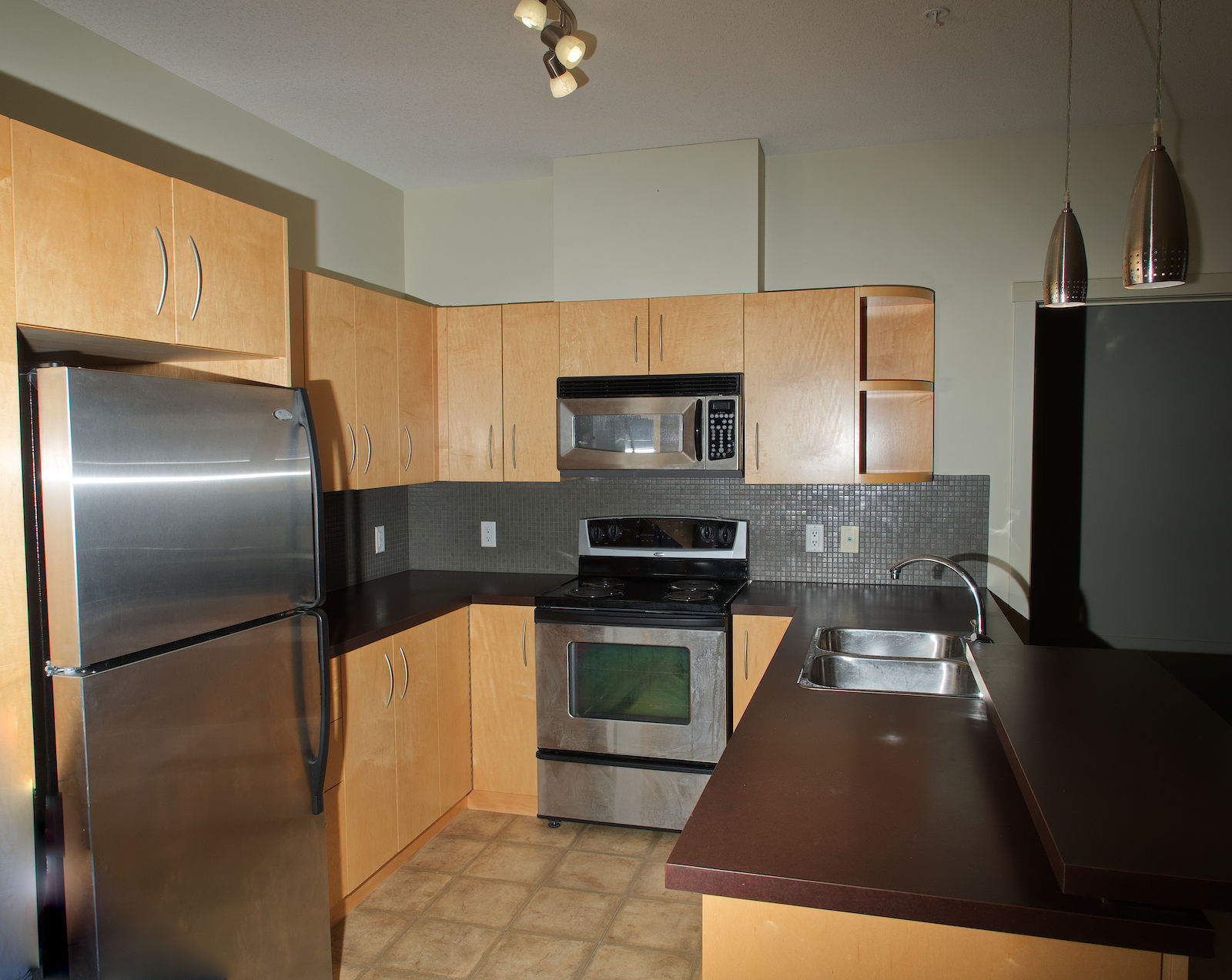 Calgary 2 bedrooms Condo Unit for rent. Property photo: 368220-1