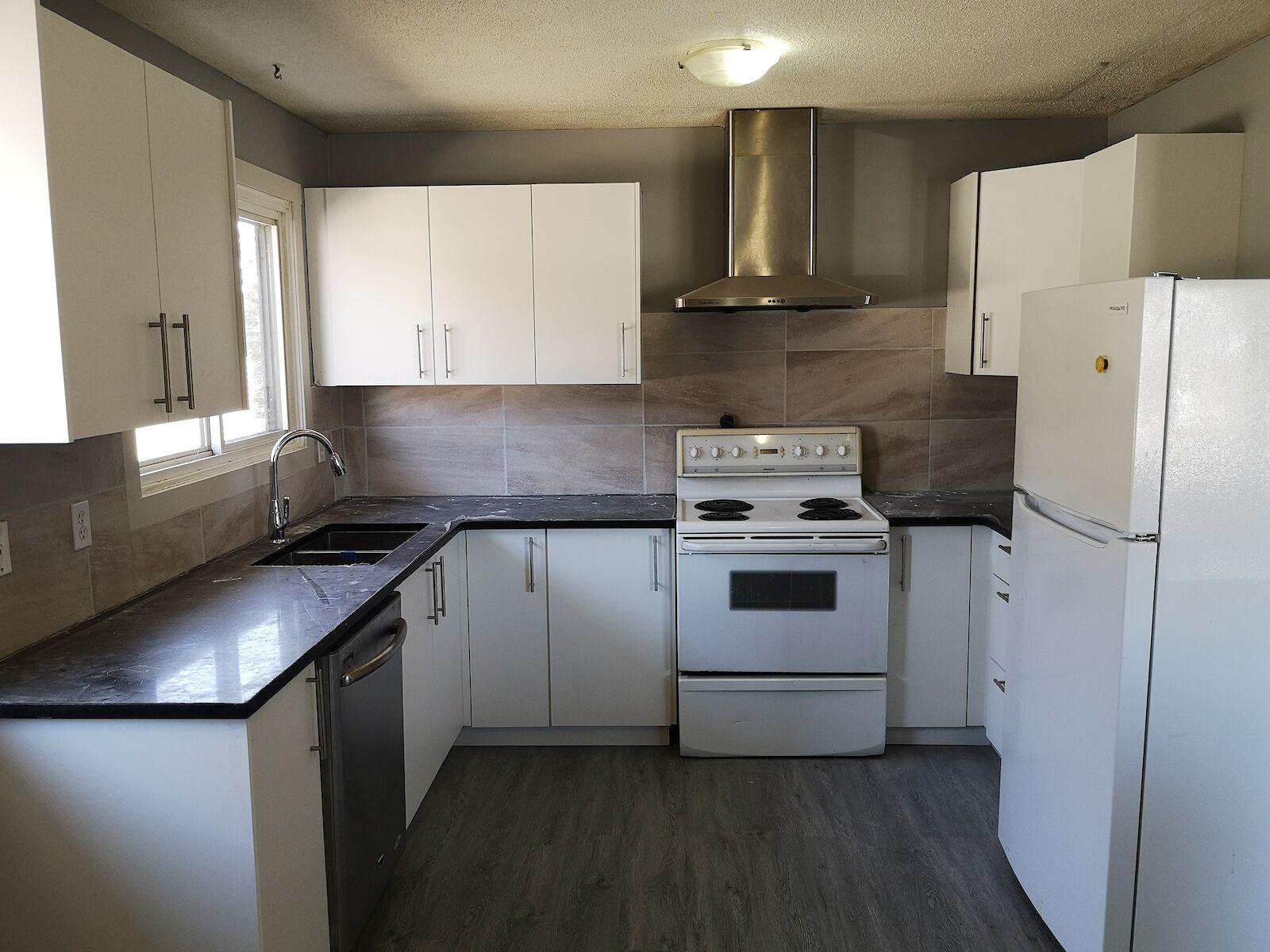 Calgary 3 + Den bedrooms Duplex for rent. Property photo: 370017-1