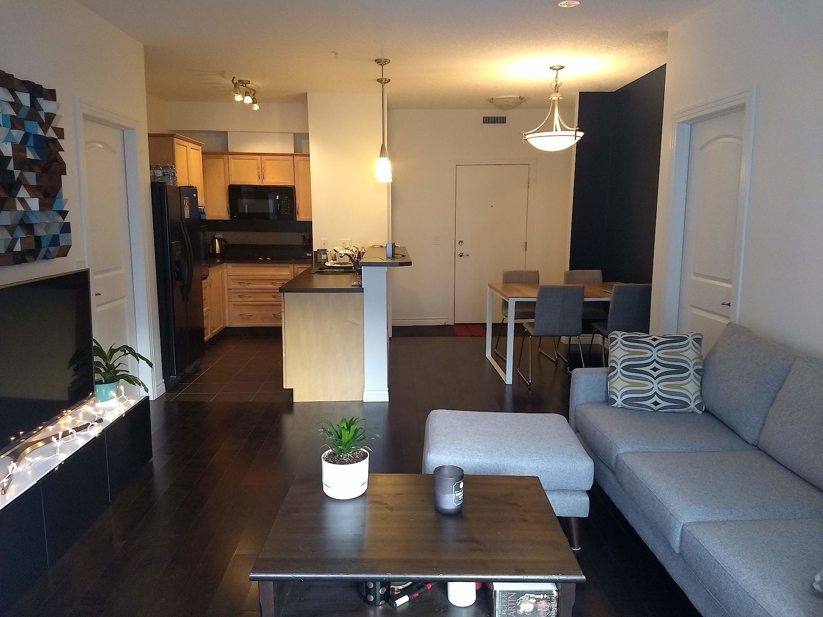 Calgary 2 bedrooms Condo Unit for rent. Property photo: 418401-1