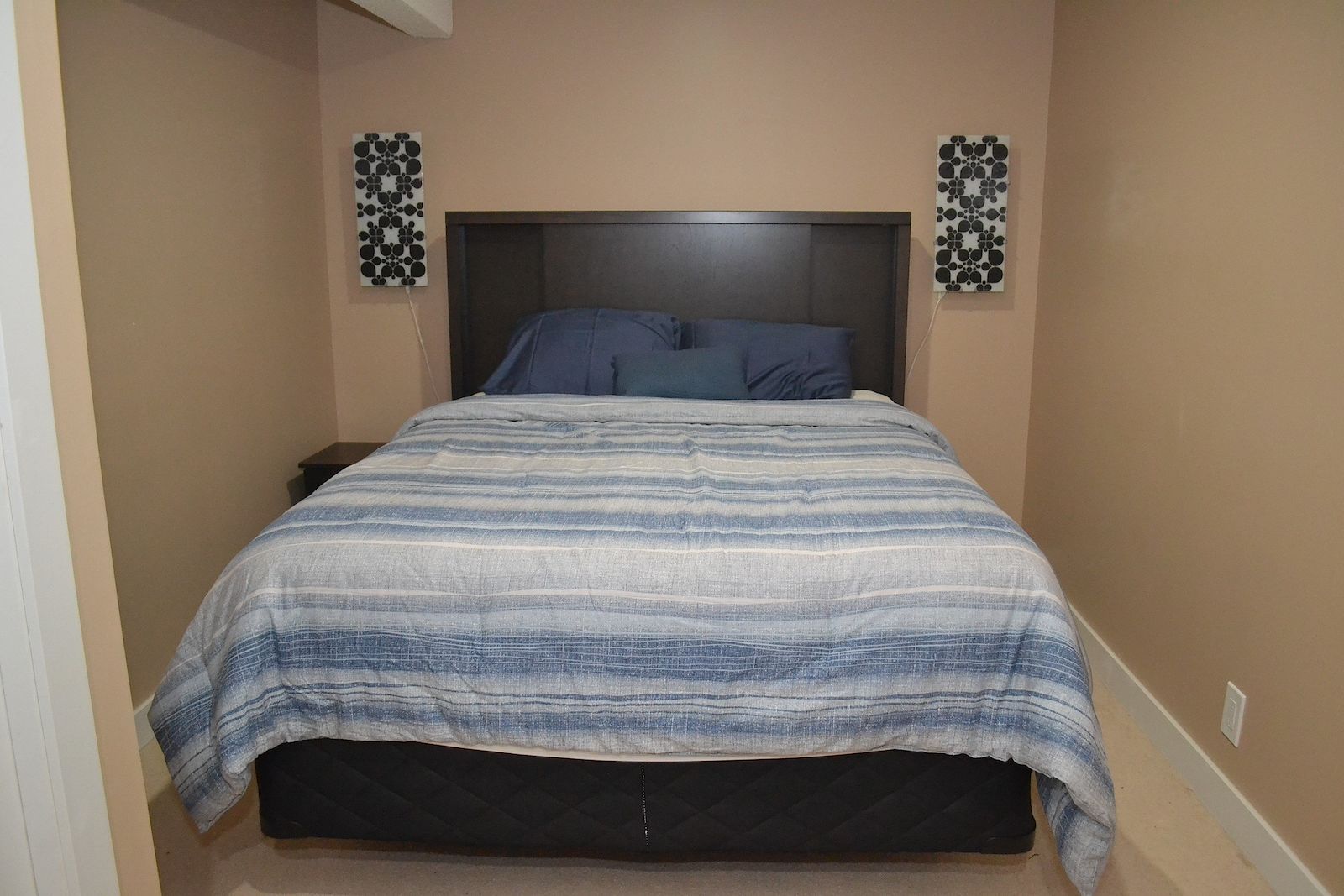 Calgary 2 bedrooms Room For Rent for rent. Property photo: 437254-1