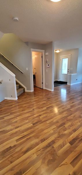 Calgary 3 bedrooms House for rent. Property photo: 455192-3