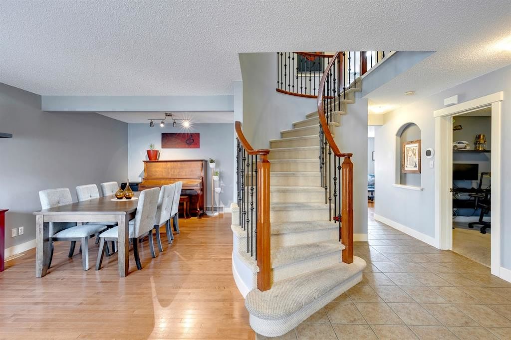 Calgary 3 + Den bedrooms Main Floor for rent. Property photo: 476031-1