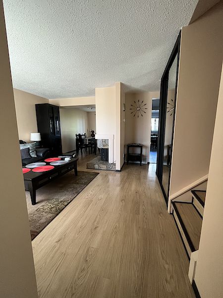 Edmonton 2 + Den bedrooms Condo Unit for rent. Property photo: 489846-2
