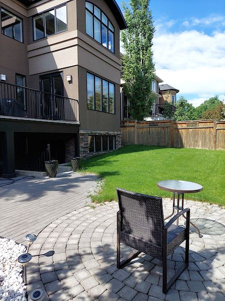 Backyard Calgary 4 bedrooms House for rent. Property photo: 491912-2