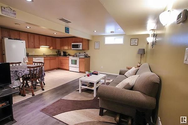 Edmonton 2 + Den bedrooms Basement for rent. Property photo: 495406-3