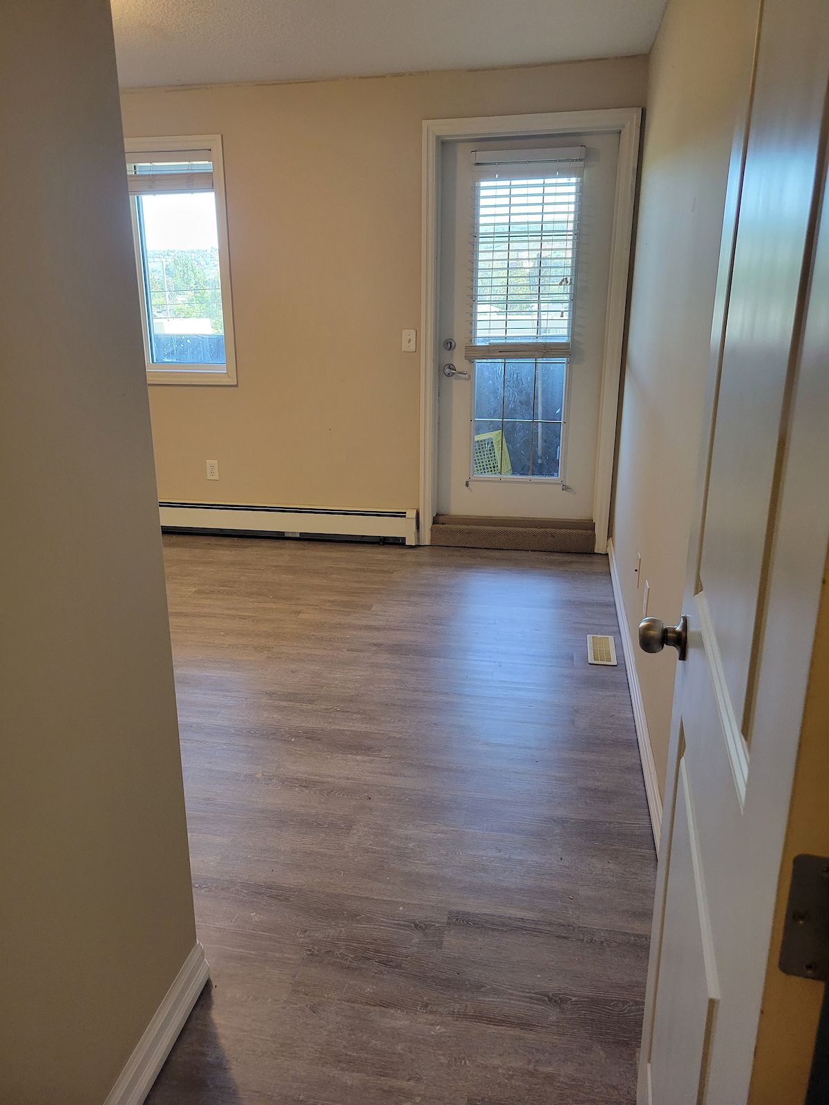 Calgary Pet Friendly Townhouse For Rent Bowness 2br refreshed condo