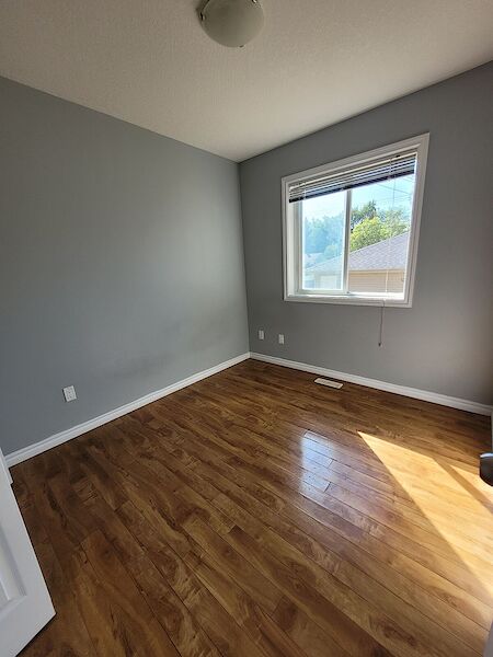 Edmonton 3 + Den bedrooms Main Floor for rent. Property photo: 500879-2