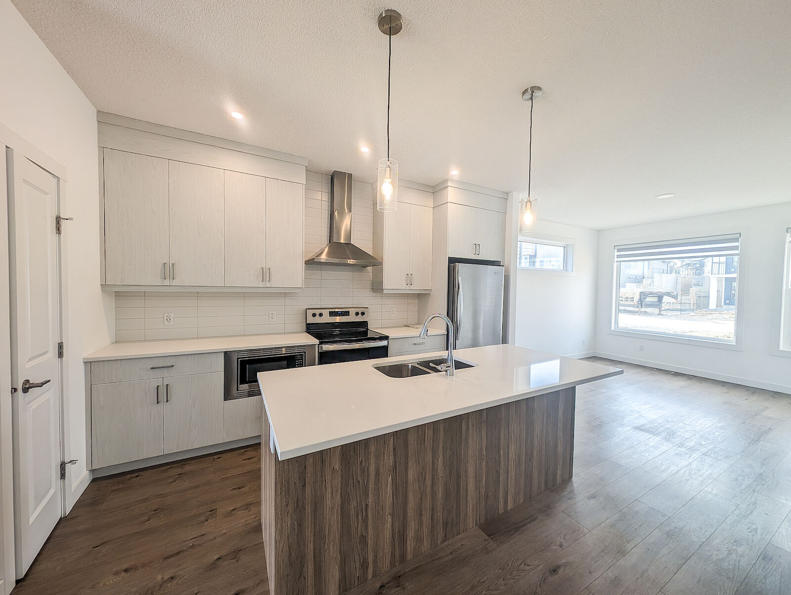 Calgary 3 bedrooms Duplex for rent. Property photo: 511841-1