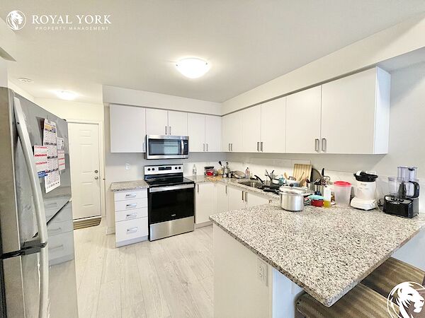 Toronto 3 bedrooms Townhouse for rent. Property photo: 515670-2
