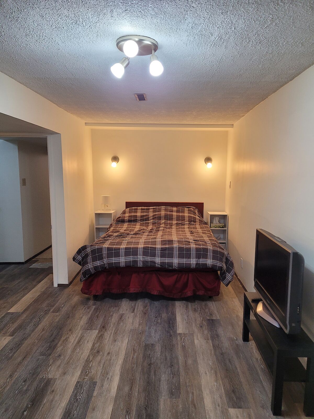 Edmonton studio Basement for rent. Property photo: 516152-1