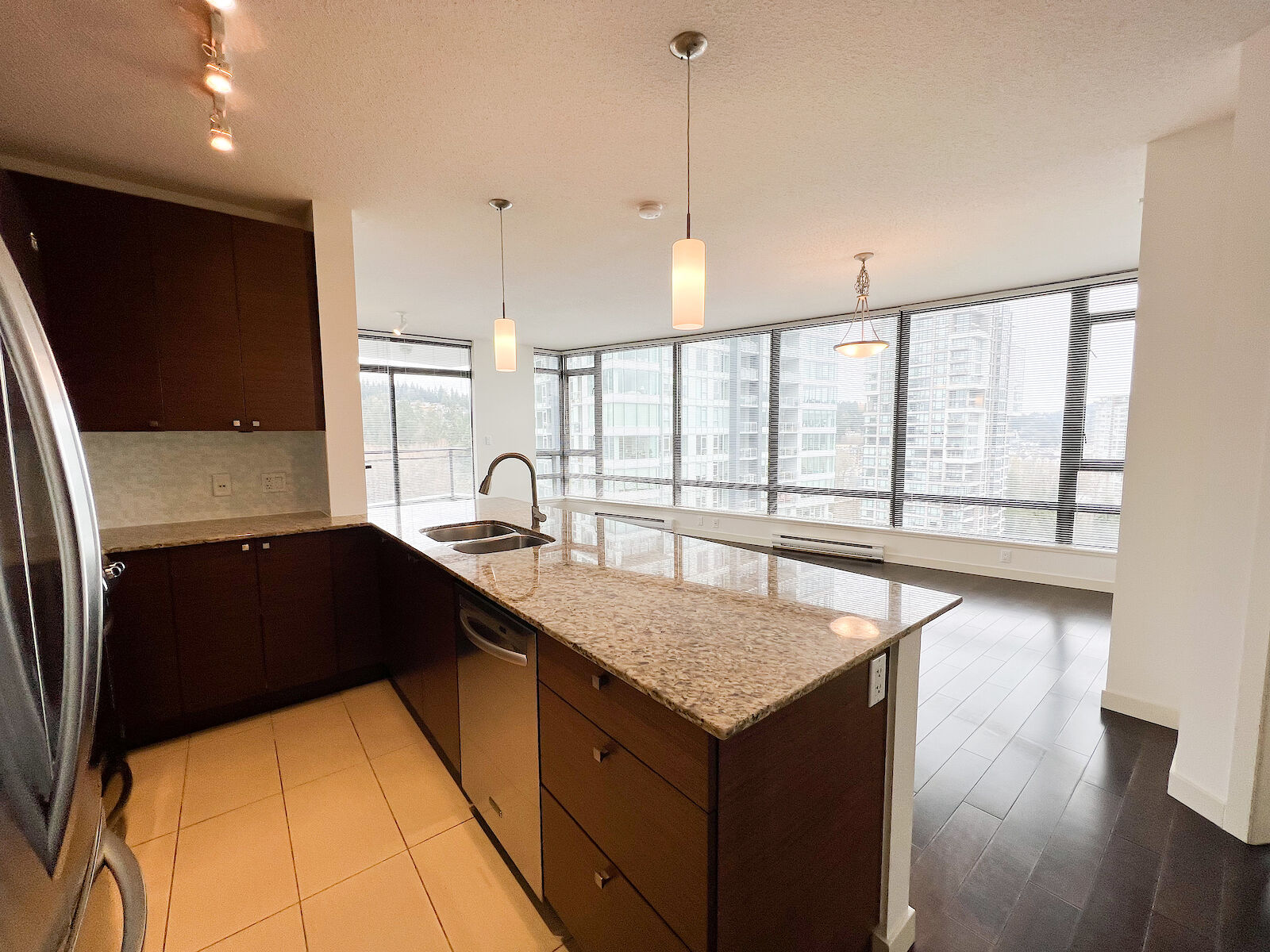 Port Moody 2 bedrooms Condo Unit for rent. Property photo: 523238-1