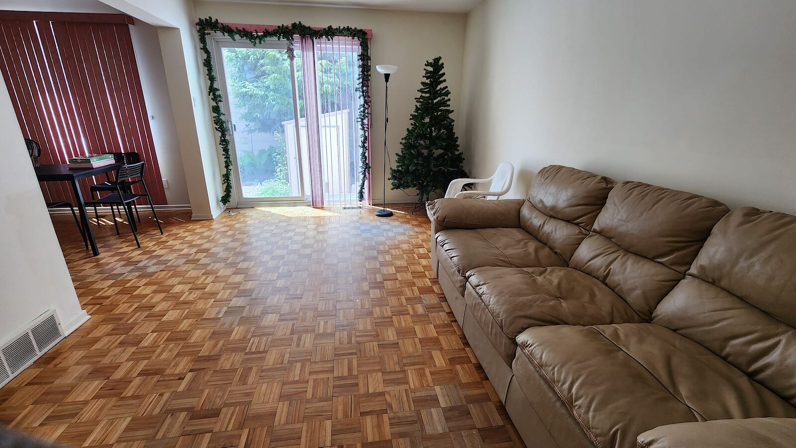 Ottawa 3 + Den bedrooms Townhouse for rent. Property photo: 525753-1