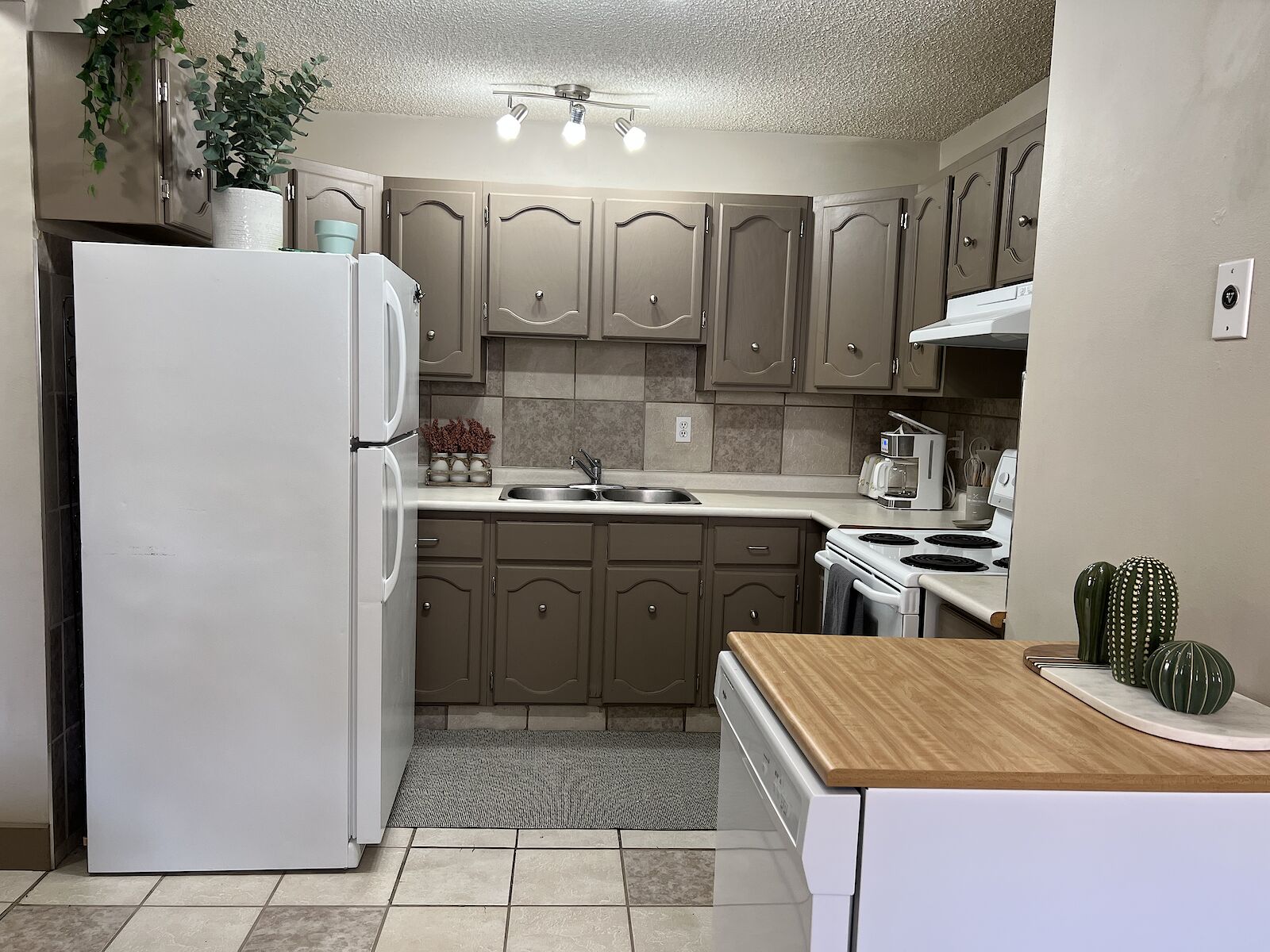 Calgary 3 bedrooms Apartment for rent. Property photo: 53418-1