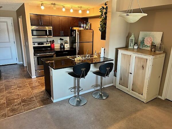 Calgary 2 + Den bedrooms Room For Rent for rent. Property photo: 534385-3