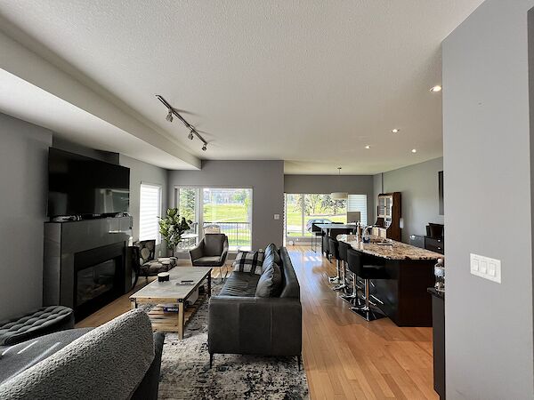 Edmonton 5 + Den bedrooms Duplex for rent. Property photo: 535412-3
