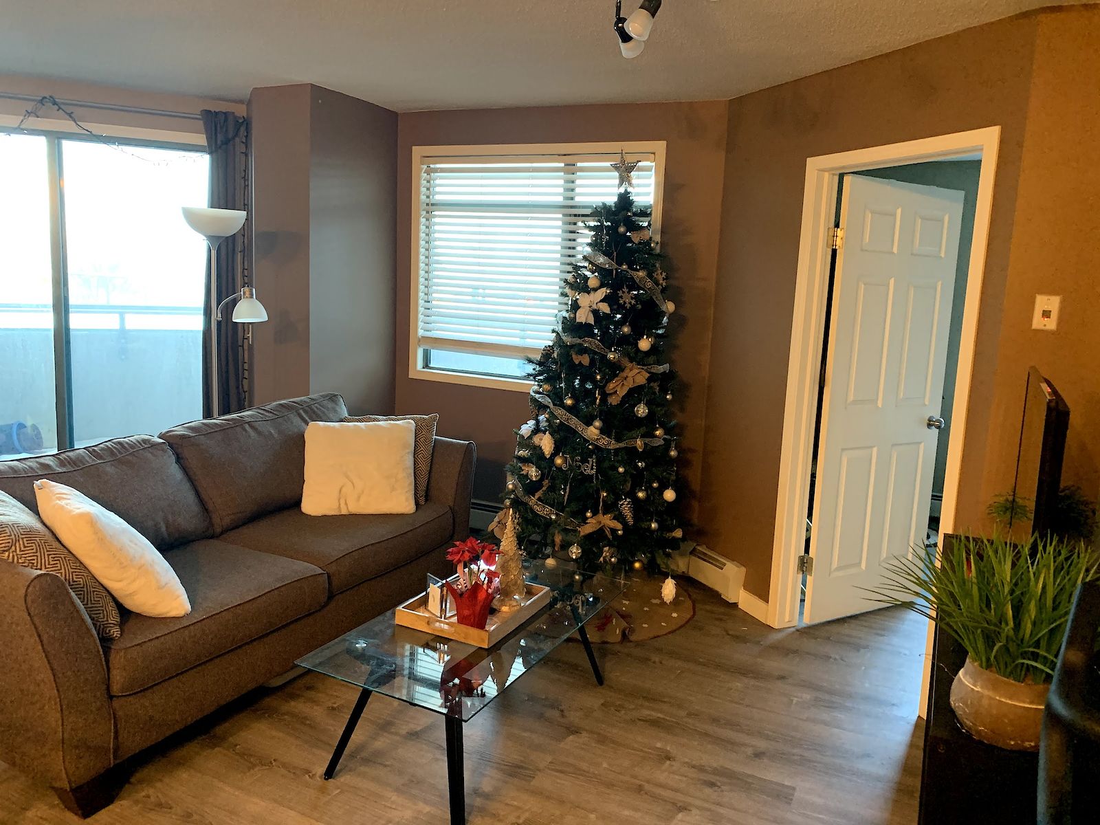 Calgary 2 bedrooms Condo Unit for rent. Property photo: 79150-1