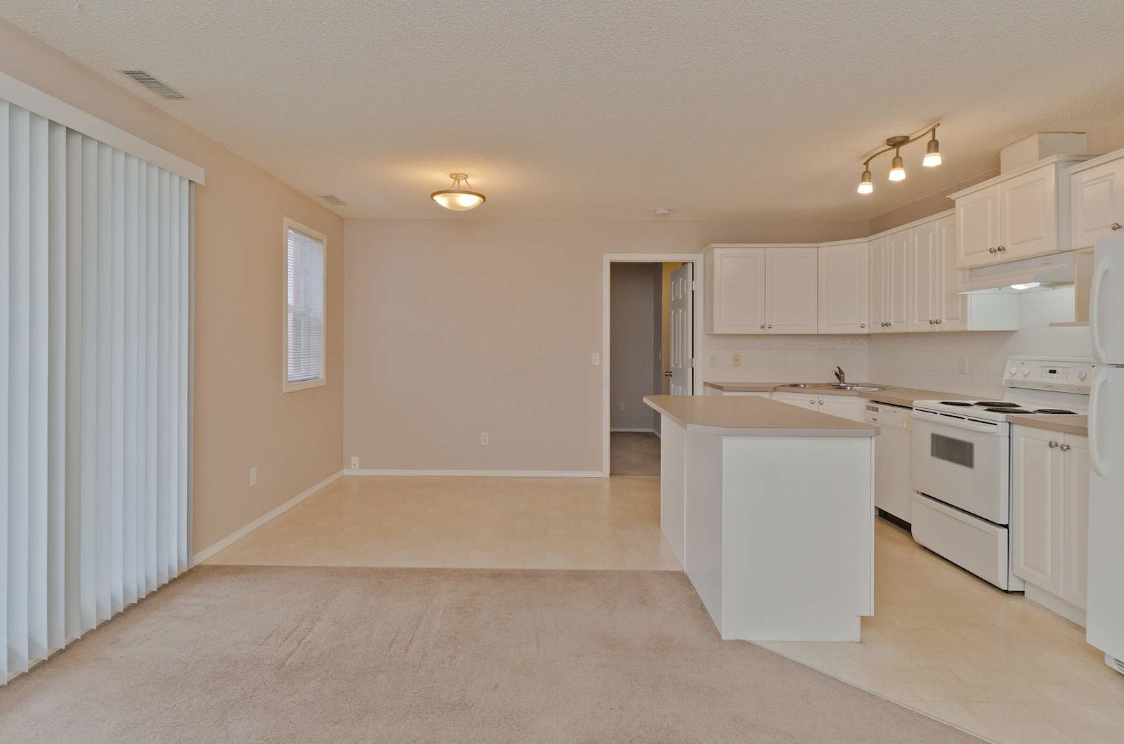 Okotoks 2 bedrooms Apartment for rent. Property photo: 81518-1