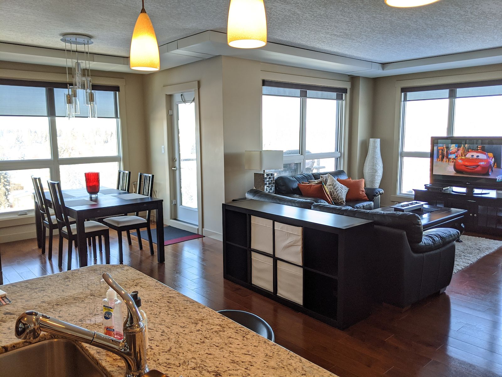 Calgary 2 bedrooms Condo Unit for rent. Property photo: 93399-1